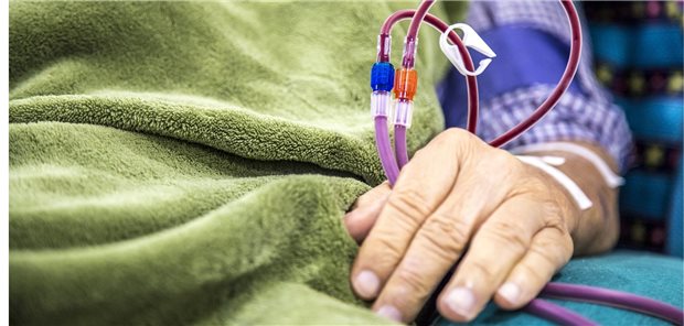 Patient bei der Dialyse: Pro Patient in der Hämodialyse kommt bei drei Sitzungen pro Woche ein Äquivalent von zehn Tonnen CO2 an Emissionen heraus. Deswegen sind Nephrologen aber noch lange keine Klimakiller.