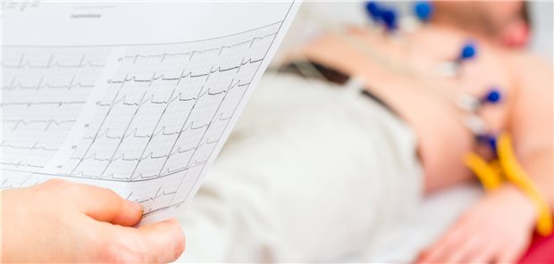 Patient bei einem EKG in der Arztpraxis: Welche Vor- oder auch Nachteile könnte eine jährliche Kontrolle haben?