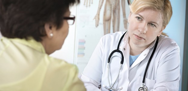 Der Hausarzt soll es richten Patient beim Doktor: Sprechen ist Gold.