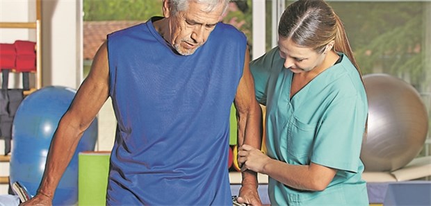 Herausforderungen für Reha-Mitarbeiter steigen Patient in der Reha. Die Zahl der Rehabilitanden mit ausländischen Wurzeln wird weiter steigen.