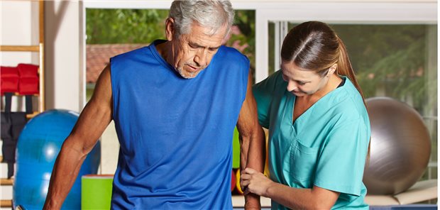 Patient in der Reha – hatte er COVID19? Es gibt auf Post-COVID-spezialisierte Rehabilitationsprogramme, die einer Evaluation der Deutschen Rentenversicherung zufolge wirksam sind.