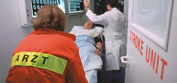Thüringen setzt bei Schlaganfall auf Telemedizin Patient in der Stroke Unit: In Thüringen schließen sich die drei Einrichtung per Telemedizin zusammen.