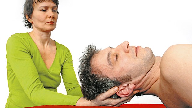 Physiotherapie ohne Rezept - da wird Steuer fällig Patient in der physiotherapeutischen Praxis - für Selbstzahler erhöhen sich die Kosten.