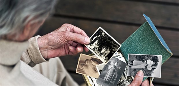 Jetzt entscheidet der Bundestag! Patient mit Alzheimer: Bislang müssen klinische Studien an Nichteinwilligungsfähigen unmittelbar den teilnehmenden Patienten zu Gute kommen.