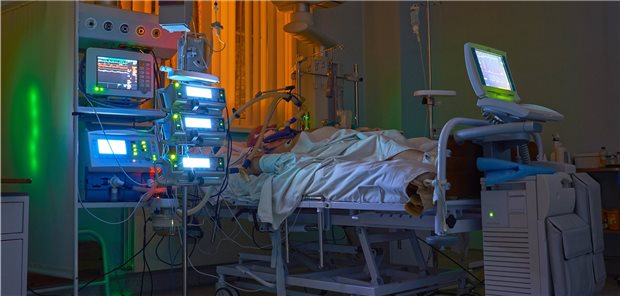 Patient mit COVID-19: Mit der Kombination Lopinavir/Ritonavir zusätzlich zur Standardtherapie konnte die 28-Tages-Mortalität bei hospitalisierten COVID-19-Patienten nicht gesenkt werden.