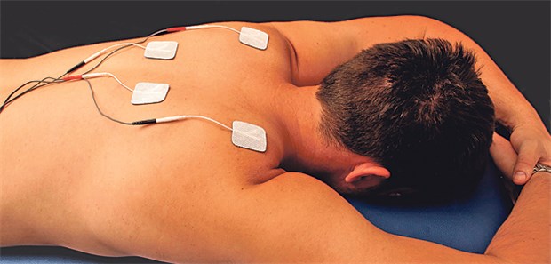 Patient mit Elektroden am Rücken: Die Transkutane elektrische Nervenstimulation (TENS) ist für Hausärzte nach der EBM-Nr. 02511 berechenbar. Die Anleitung zu TENS ist nur mit Zusatzqualifikation möglich.