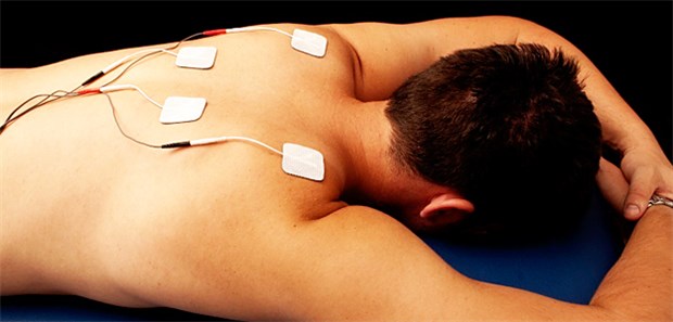 Patient mit Elektroden am Rücken: Die Transkutane elektrische Nervenstimulation (TENS) nach GO-Nr. 02511 muss in der Praxis erfolgen.