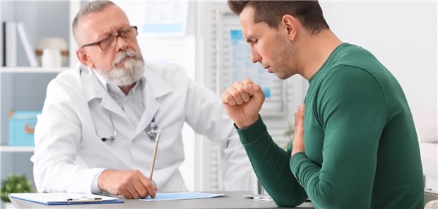 Patient mit Erkältungssymptomen: Viele Ärzte sehen sich in einer solchen Situation stark unter Druck, ein Antibiotikumzu verordnen. (Symbolbild mit Fotomodellen)