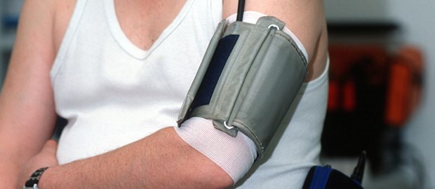 Patient mit Gerät zur Langzeit-Blutdruckmessung.