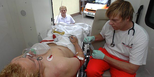 Neue Antikoagulanzien - bei KHK ein Flop? Patient mit Herzinfarkt im Krankenwagen. Ob neue orale Antikoagulanzien die Therapie verbessern, ist noch unklar.
