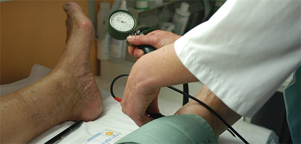 Patient mit PAVK: Die Bestimmung des Knöchel-Arm-Indexes ist nach wie vor eine schnelle Möglichkeit zur Früherkennung arteriosklerotischer Erkrankungen.