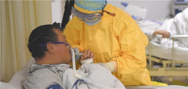 Patient mit Sars-CoV-2-Infektion in einer Klinik in Chongqing. Eine spezifische Therapie gibt es derzeit nicht.