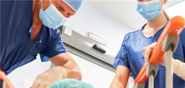 Patient mit Trauma: Wie sollte jetzt vorgegangen werden? (Symbolbild mit Fotomodellen)