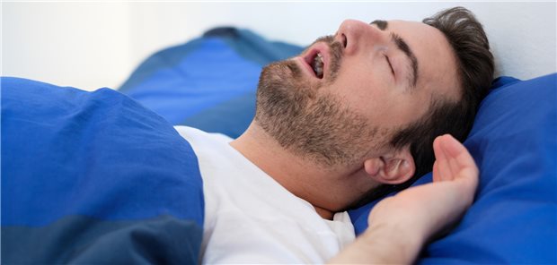 Patient mit obstruktiver Schlafapnoe: Führen Veränderungen im Blutfluss zum Gehirn, Schlaffragmentierung und Neuroinflammation am Ende zu kognitiven Defiziten? (Symbolbild mit Fotomodell)