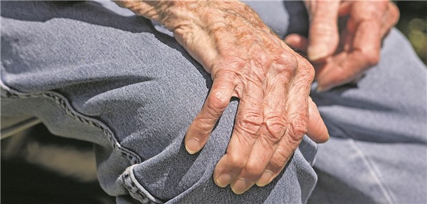 Patient mit rheumatoider Arthritis: Oft müssen die Kranken lange auf einen Termin beim Facharzt warten.