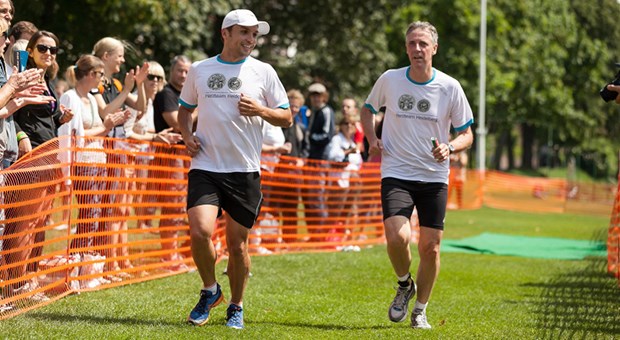 Ironman-Sieger Stadler beim Staffel-Triathlon Patient und Arzt laufen über die Ziellinie: Norman Stadler und Professor Dr. Matthias Karck, Ärztlicher Direktor der Klinik für Herzchirurgie.