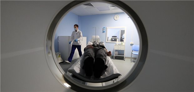 Patient vor einer PET/CT-Aufnahme (Archivbild). Für die Prostata-Ca-Diagnostik sind zum Oktober zwei neue Leistungen geschaffen worden. Auch eine neue Kostenpauschale für das nuklearmedizinische Diagnostikum Locametz ist geschaffen worden.