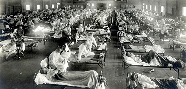 Blaue Haut, schneller Tod – die Spanische Grippe Patienten, die an der Spanischen Grippe erkrankt sind, liegen in Betten eines Notfallkrankenhauses im Camp Funston der Militärbasis Fort Riley in Kansas (USA) (Aufnahme von 1918).