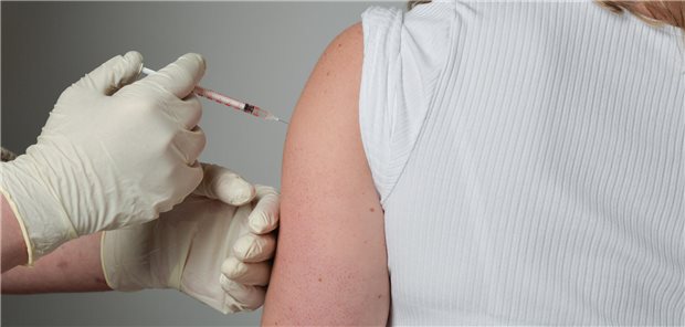 Patienten, die besonders gesundheitlich gefährdet sind, sollten im Herbst eine Auffrischung gegen COVID-19 erhalten.