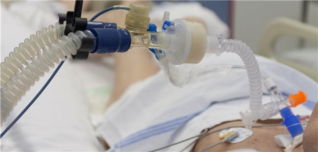 Welches Antikoagulations-Regime bei COVID-19? Patienten, die eine Antikoagulation erhalten hatten, mussten in einer neuen Studie seltener mechanisch beatmet werden. Für eine endgültige Schlussfolgerung zur Frage des optimalen Antikoagulations-Regimes ist es aber noch zu früh.