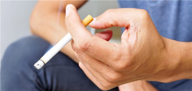 Patienten, die mit dem Rauchen aufhören wollen, fehlt oftmals das Durchhaltevermögen. Hausärzte können mit konkreten Tipps helfen.