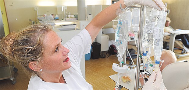 Patienten, die zu Beginn einer Therapie mit Checkpointhemmern Kortikosteroide erhalten hatten, hatten in einer Studie ein signifikant kürzeres Gesamtüberleben als Patienten ohne Steroidtherapie.