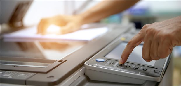 Hand am Kopiergerät