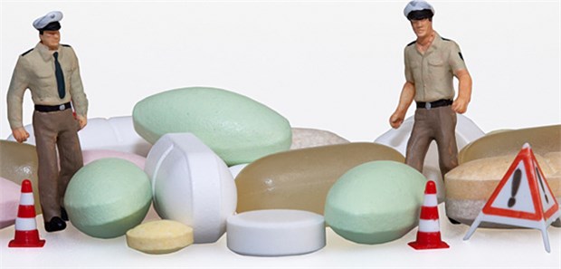 Illegaler Handel mit Medikamenten sorgt weiter für Verunsicherung Patienten in Deutschland könnten monatelang gestohlene und womöglich auch falsch gelagerte Zytostatika erhalten haben. Den Behörden wird vorgeworfen, zu spät reagiert zu haben.
