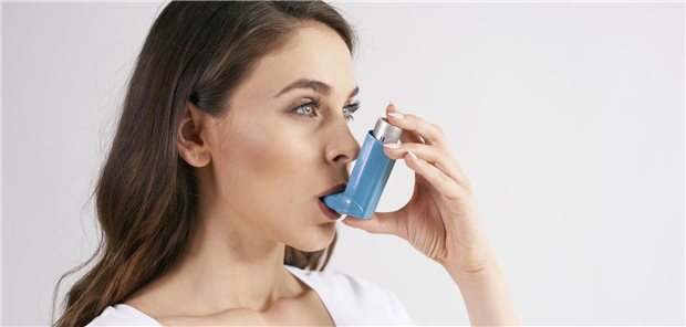 Frau mit  Inhalativum