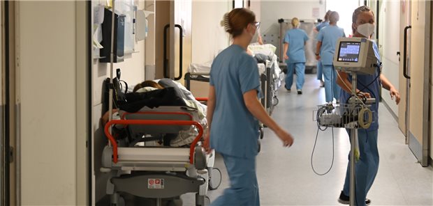 Atemwegserkrankungen belasten Krankenhäuser schwer Patienten mit Atemwegserkrankungen halten aktuell viele Krankenhäuser in Dauerstress, auch Mitarbeiterinnen und Mitarbeiter im Notfallzentrum Bogenhausen. Corona spielt dabei mittlerweile gar nicht mehr eine so große Rolle, insbesondere in Kinderkliniken nicht.
