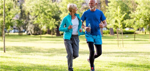 Der richtige Sport für Herzkranke Zwei Senioren joggen im Park