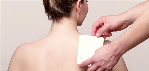 Patienten mit Rückenschmerzen werden häufig fehlversorgt. Laut einer Studie wird in einem strukturierten Zweitmeinungsverfahren nur in 4,5 % der Fälle die Indikation für eine Wirbelsäulenoperation bestätigt. Dadurch gibt es zu viele Operationen.