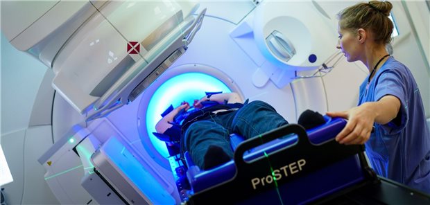 Patienten mit aggressiven Hirntumoren könnten künftig von einer verbesserten Strahlentherapie profitieren. Grundlage hierfür ist eine kombinierte PET-MRT-Bildgebung.