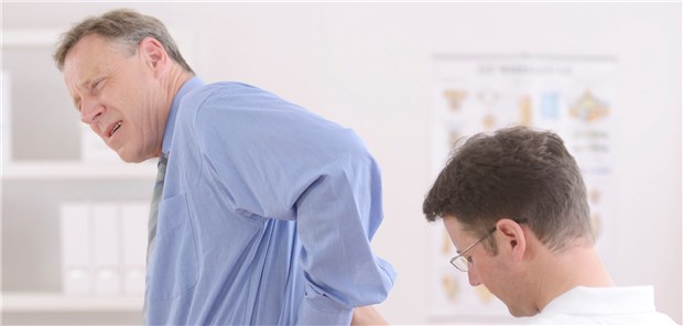 Patienten mit nr-axSpA könnten bald Interleukin-17A-Hemmer Linderungverschaffen.(Symbolbild mit Fotomodellen)