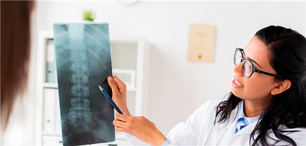 Patienten mit nr-axSpA leiden unter starken Beeinträchtigungen, auch wenn noch keine Schäden im Röntgenbild sichtbar sind.