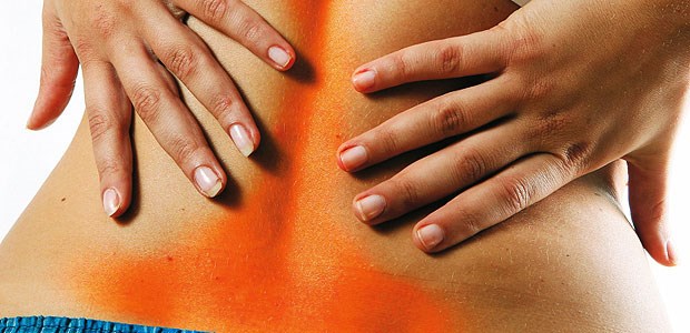 Finger weg von Opioid und Op! Patienten mit unspezifischen chronischen Rückenschmerzen sollte von einer Op abgeraten werden.