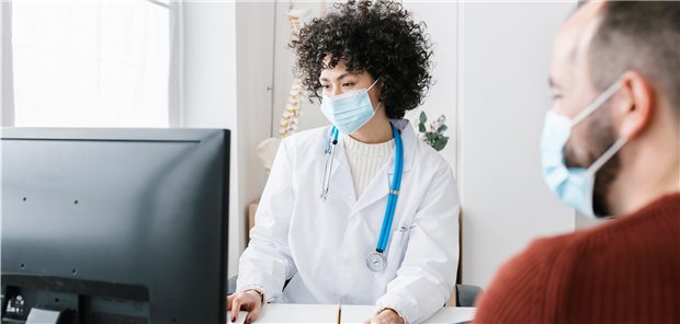 Patienten müssen in Berliner Praxen weiter Maske tragen. Das sieht eine neue Verordnung des Landes vor.