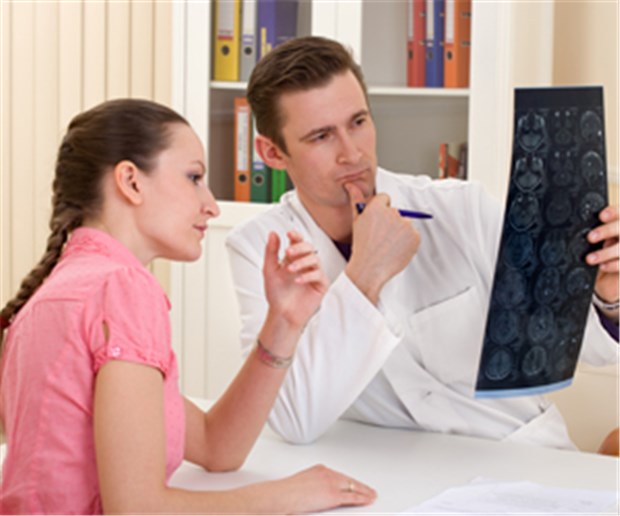 Patient und Arzt bald auf Augenhöhe? Patienten sind heute selbstbestimmter, doch das birgt Gefahren.
