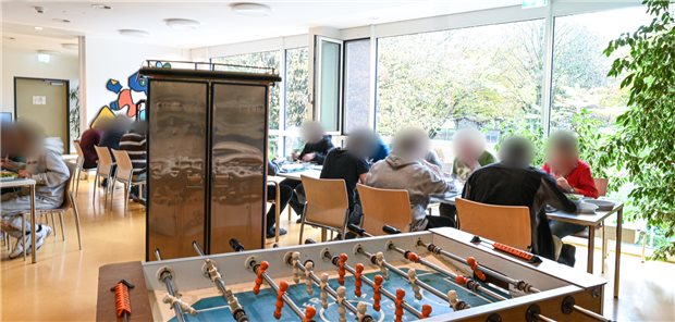 Maßregelvollzug zu unsicher? Landesministerium weist SPD-Kritik zurück Patienten und Mitarbeiter des Zentrums für Psychiatrie in Ravensburg sitzen gemeinsam am Essenstisch. Die SPD kritisiert, dass der Maßregelvollzug in den Anstalten des Landes zu unsicher sei. (Archivbild)