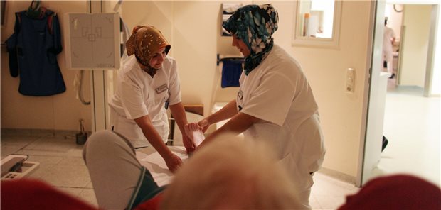 Patienten und Pflegebedürftige brauchen die Hilfe von Fachkräften aus dem Ausland.