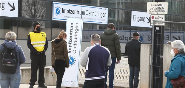 Thüringen öffnet Impfstellen über Jahreswechsel hinaus Patienten warten am Eingang des überregionalen Impfzentrums Gera im Frühjahr 2021. In ganz Thüringen sollen über 20 Impfzentren auch über den Jahreswechsel 2022 in Betrieb bleiben.