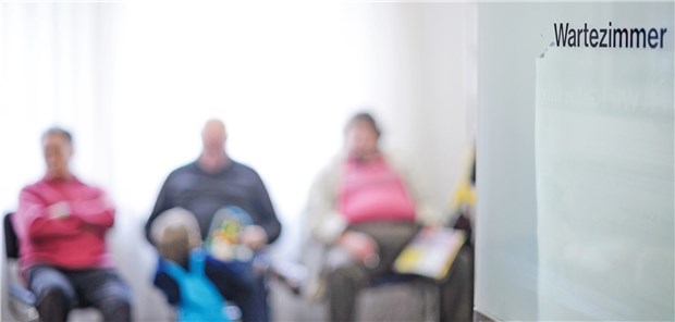 Patienten warten im Wartezimmer einer Arztpraxis – ist darunter ein Patient mit SARS-CoV-2-Infektion?