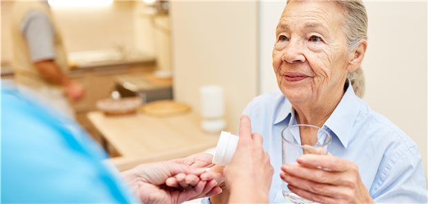 Patienten zu Hause besuchen und nicht warten, bis sie in die Praxis kommen: Das gehört in Brüggen zum Alltag (Symbolbild mit Fotomodell).
