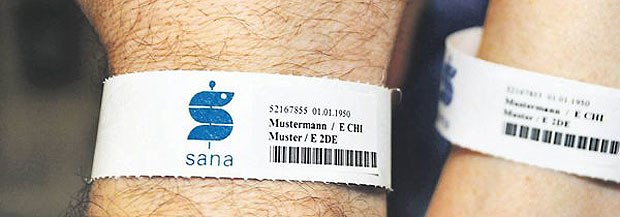 Patientenarmbänder - der effiziente Schutzpatron Patientenarmbänder in den Regio Kliniken: Über den Barcode kommen Ärzte und Pfleger schnell an die wichtigen Informationen.