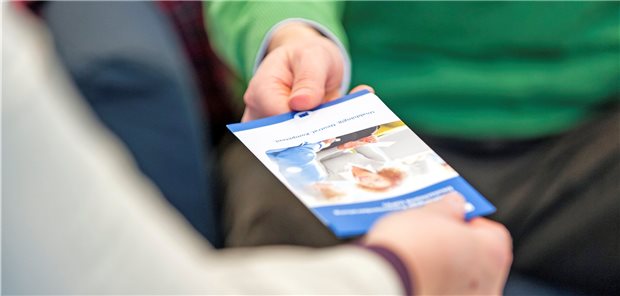 Zukunft der UPD: gGmbH oder Stiftung? Patientenberatung: Wie soll sie künftig organisiert werden? Darüber hat der Gesundheitsausschuss des Bundestags beraten.