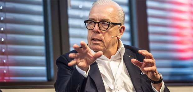 Bundesärztekammer-Präsident Dr. Klaus Reinhardt spricht bei einer Diskussionsveranstaltung.