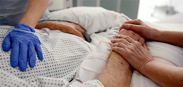 Diese Maßnahmen sollen Pflegekräfte anlocken Patientenbetreuung auf einer Intensivstation. Die Bundesregierung legt Ergebnisse der vor knapp einem Jahr gestarteten „Konzertierten Aktion Pflege“ vor. Arbeitgeber und Gewerkschaften, Wohlfahrtsverbände und Kirchen, Krankenkassen und Betroffenenverbände sollten dabei umfassende Vorschläge erarbeiten.