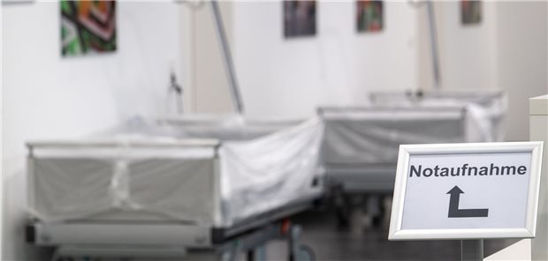 Patientenbetten stehen im Krankenhaus vor der Notaufnahme. Nicht nur die steigenden Energiekosten stellen die Krankenhäuser im Südwesten vor große Probleme.
