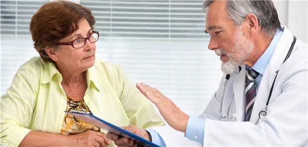 Patientengespräch: Auch lebensstilbezogene Schulungen gehören zum neuen DMP Rheuma.