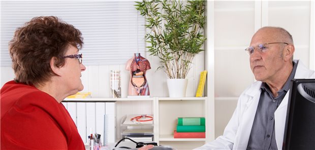 Patientengespräch: Im Blick haben sollten Hausärzte vor allem ältere Patienten, die alleine und zurückgezogen leben. (Symbolbild mit Fotomodell)